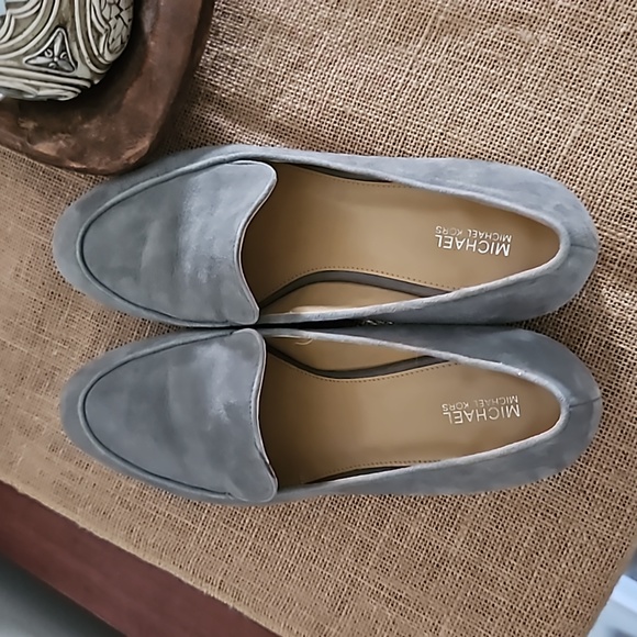 Michael Kors Women's Grey and Silver suede slip on Loafers size 8 1/2 - Picture 3 of 4